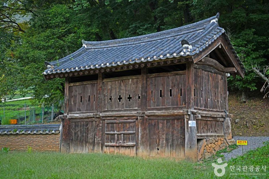 보덕사 경내 2층 목조 건물