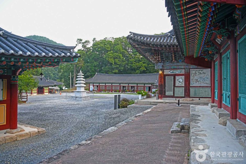 보덕사 경내 마당과 석탑, 전각들